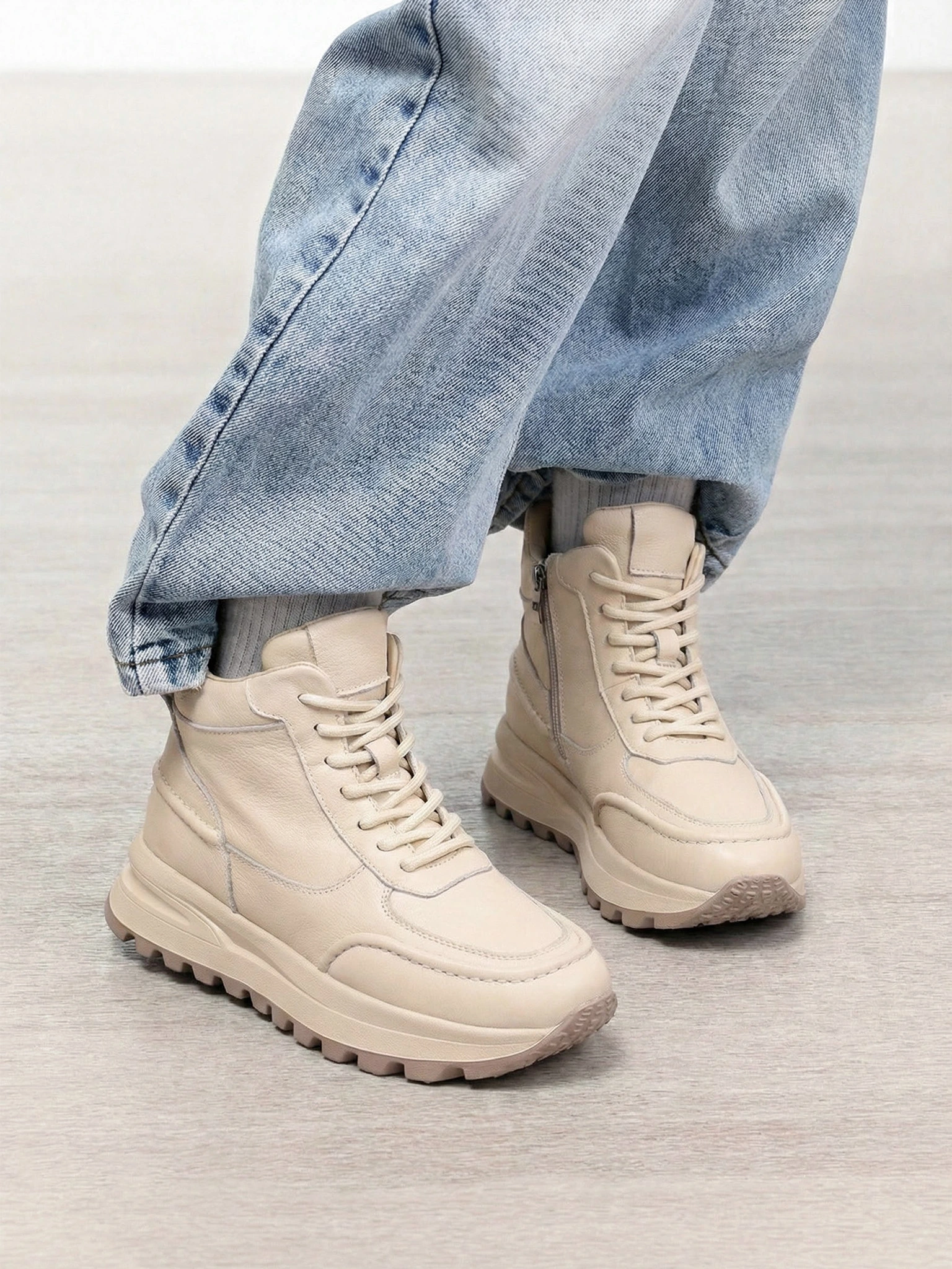 Кроссовки бежевого цвета на рельефной подошве